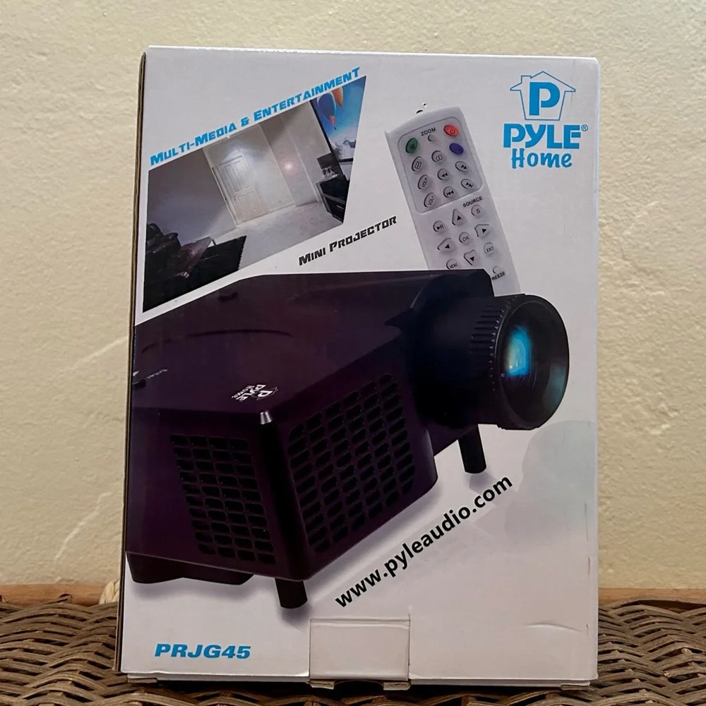 Mini Projector Portable - Picture 2 of 7